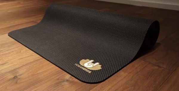 YogaNerds Naturkautschuk-Yogamatte Black Cobra mit Gold-Metallic-Print